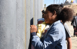 Los agentes fronterizos ordenaron detener las deportaciones después del fallo de la corte que limita la prohibición de asilo de Trump: informe