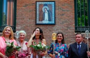 Isabel Díaz Ayuso honra a Virgen de la Paloma y rinde homenaje a los bomberos de la comunidad de Madrid