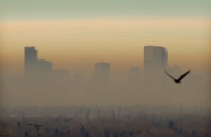 Denver, rango frontal bajo alerta de ozono y humo de humo de incendio forestal