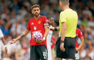 Bruno Fernandes apunta al árbitro para el deslizamiento de spot-skick