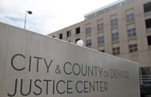 Hombre bajo custodia encontrado muerto en la cárcel de Denver, dice el sheriff