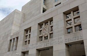 El hombre muere bajo custodia en el centro de detención del centro de Denver