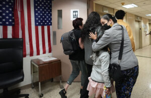 La represión de inmigración de Trump también está causando estragos en las finanzas de la familia de los detenidos: “Lo perdimos todo”