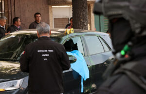 Las autoridades arrestan a 13 personas acusadas de participar en el asesinato de dos ayudantes del alcalde de la Ciudad de México