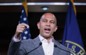 Hakeem Jeffries dice que Noem responderá por ‘falta de respeto por el debido proceso’ en la represión de inmigración si los demócratas ganan la casa
