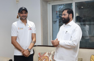 Harbhajan Singh se reúne con el viceministro de chefs adjunto de Maharashtra, Eknath Shinde, en Thante