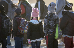 La administración Trump está trayendo en silencio las separaciones de los niños, una política enormemente divisiva del primer término: Informe