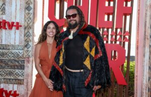 Jason Momoa habla con el padre de Adria Arjona, Ricardo Arjona y el regalo que se convirtió en un momento de Madison Square Garden