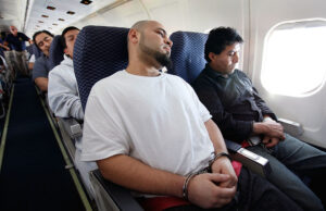 Los activistas dicen que las aerolíneas están ocultando los datos de los vuelos de deportación a medida que los vuelos de hielo alcanzan los niveles de registro