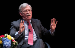 La fase de castigo comienza en los EE. UU.: Trump intensifica la presión con una redada en la casa del exasor John Bolton