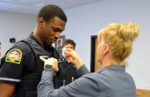 El oficial de policía de Maine, Jon Luke, Evans, regresará voluntariamente a Jamaica después de un arresto contra hielo