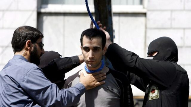 los-verdugos-islamicos-ahorcan-a-un-homosexual-en-iran.jpg