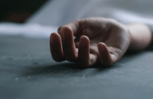El hombre muere sofocado después de que la esposa obesa cae en la parte superior de él y no puede levantarse