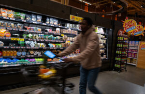 La inflación podría aumentar en 2026 debido a las deportaciones de Trump, advierte el economista superior