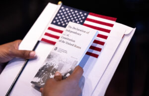 Casi la mitad de todos los latinos creen que el sueño americano está desapareciendo o muerto, muestra la encuesta