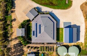 Espacio, estilo y sostenibilidad en tierras de granja premium no muy lejos de la ciudad