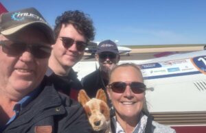 Los Sattlers toman los esfuerzos de recaudación de fondos rurales en el cielo en Race Air Outback