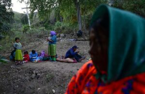 Más de 100 mexicanos cruzaron a Guatemala que huye de la violencia del cartel; Los funcionarios disputan el reclamo