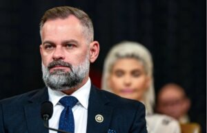 Los republicanos se preocupan en silencio cuando el representante de Florida Cory Mills enfrenta asalto, acusaciones de corrupción