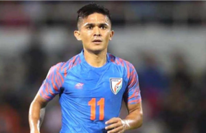 El entrenador en jefe de la India, Kahlid Jamil, el legendario futbolista Sunil Chhetri