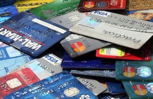 Dos turistas encuentran una tarjeta de crédito y realizan compras ‘gratuitas’, pero usan su propia tarjeta de puntos