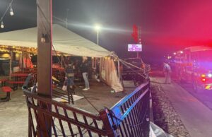 3 heridos después de que el camión se estrella contra el patio de Fea Dog Sports Cafe