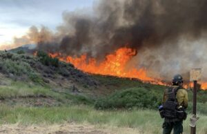 Derby Fire duplica su tamaño, provoca evacuaciones