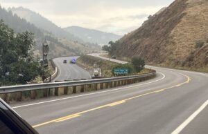 WB I-70 cerrado cerca de Morrison para el semirremolque de material peligroso