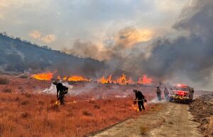 Derby Fire Duplica en tamaño durante la noche