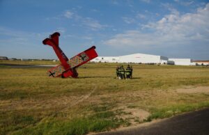 El avión pequeño va la nariz primero en el suelo en Centennial