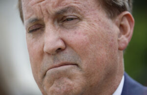 Texas AG Ken Paxton arroja dudas sobre el enjuiciamiento de los demócratas que bloquean el impulso de redistribución de republicanos