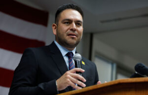 El representante de Nuevo México, afirma que el centro de detención de inmigrantes locales está “estallando en las costuras” y la mayoría de los detenidos no cometieron un delito