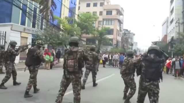 1757864787_68c2a01945121-militer-menghalau-demonstran-di-kathmandu-nepal_665_374.jpg