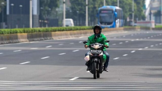 5e8e57be695b3-viva-militer-pengendara-ojek-online-ojol-melintasi-jalan-mh-thamrin_665_374.jpg