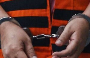 Dos hombres en una desesperada chaqueta de AC en Tambora Mall, admitidos a las necesidades de la vida