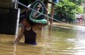 PDIP dijo que las inundaciones de Yakarta, de hecho, hay envíos de Java Occidental, por lo que el gobierno central se une a la responsabilidad