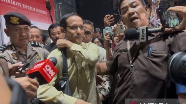 6894a6e874230-eks-mendikbudristek-nadiem-makarim-usai-pemeriksaan-di-kpk_665_374.jpg