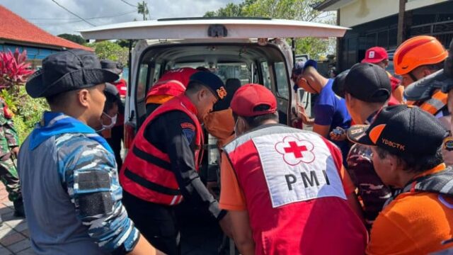 68c3aed8104ac-evakuasi-4-jasad-korban-tragedi-banjir-bali_665_374.jpg