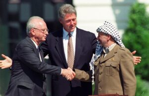 13 de septiembre, Rabin y Arafat firman Oslo Accord