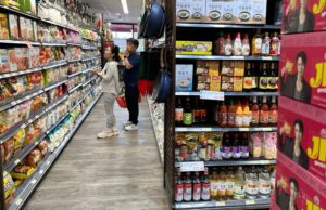Los aranceles, la gripe aviar y el clima severo están empujando algunos comestibles cotidianos a los precios registrados: el Denver Post