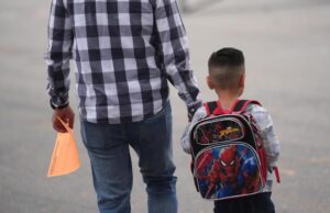 Los maestros demandan por la represión de inmigración de Trump