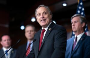 La llamada de Trump para poner fin a la votación por correo crea un dilema para los candidatos republicanos que se benefician de ella