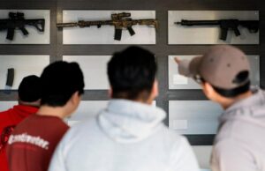 El afiliado de la NRA de Colorado demanda por los requisitos de capacitación para comprar armas
