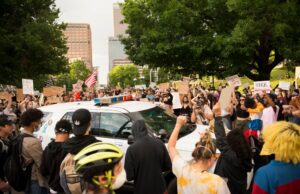 Denver aprueba un acuerdo de $ 1.1 millones sobre la conducta policial en 2020 protestas