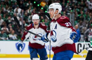Juego de poder de avalancha, Nathan MacKinnon va en contra de la historia de la NHL
