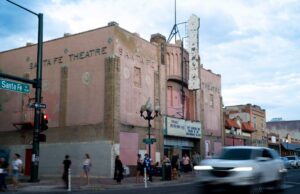 El antiguo Teatro Aztlan de Denver encuentra nueva vida con danza y música ambiental