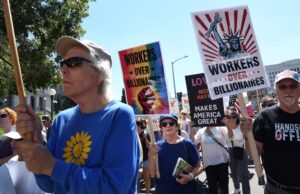 Miles marchan en Denver en apoyo de la clase trabajadora y contra las políticas de la administración de Trump