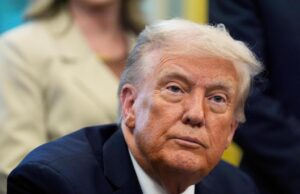 Trump no llamaría al gobernador de Minnesota después de que el demócrata fuera asesinado, pero ahora lo culpa por las banderas elevadas