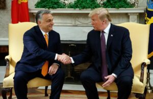 Los movimientos de Trump contra los enfoques del espejo de los medios de comunicación de los autoritarios