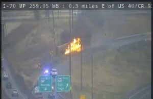 Box Truck se incendia, rampas de carreteras cerca de Golden